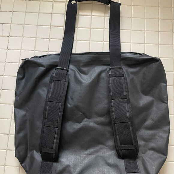 Dakine waterproof convertible bag from backpack to tote - Picture 3 of 3